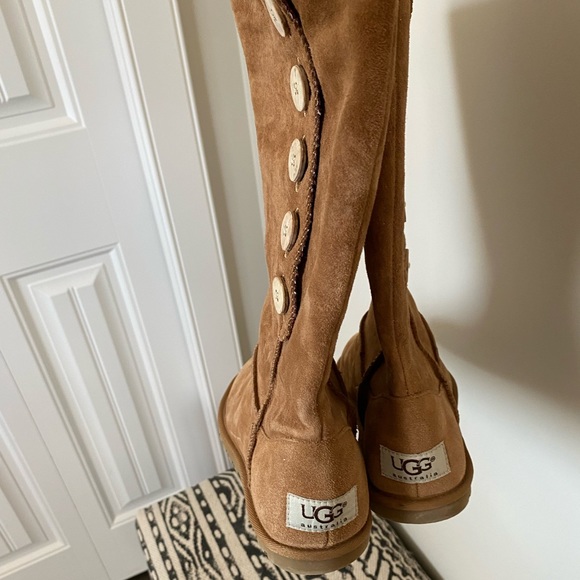 Size 6 ugg boots - Picture 2 of 3